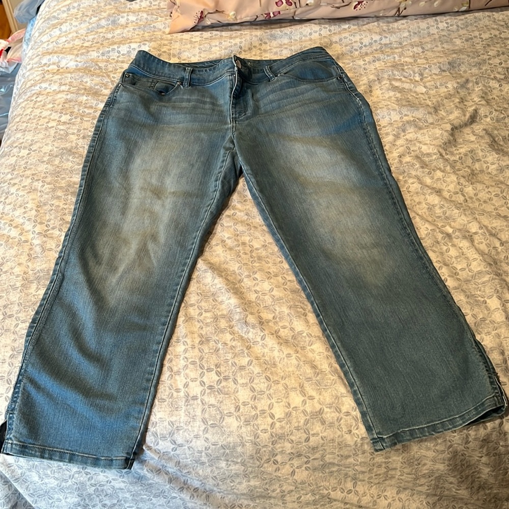 Chicos platinum cropped jeans light wash size 0.5. Like new.